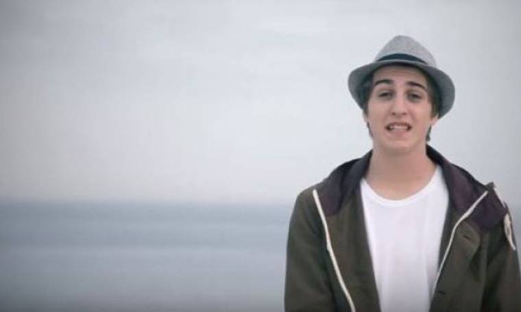 Γιος κορυφαίου Έλληνα τραγουδιστή ακολουθεί τα βήματά του! Δείτε το πρώτο του βίντεο κλιπ