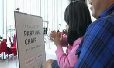Η απόλυτη ανακάλυψη για… τεμπέληδες: Η καρέκλα που «παρκάρει» μόνη της