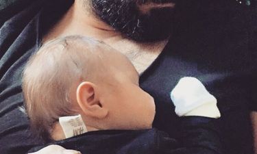 Αγκαλιά με τον μόλις ενός μηνός γιο του