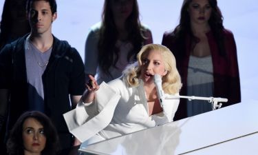 Όσκαρ 2016: Συγκλόνισε η Lady Gaga! Στη σκηνή με θύματα σεξουαλικής επίθεσης!