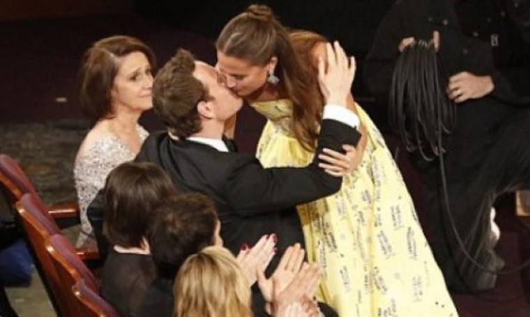 Επιτέλους: Το διάσημο ζευγάρι επιβεβαιώνει το δεσμό του με ένα φιλί στη βραδιά των Oscars