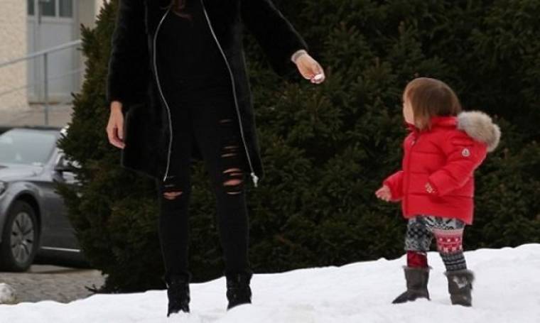 Παιχνίδια στο χιόνι για τη διάσημη μαμά και την 2 ετών κόρη της (φωτό)