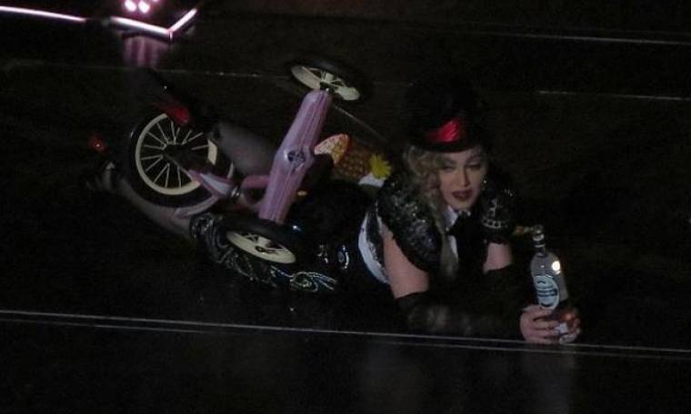 Δεν έχει τέλος ο διασυρμός της βασίλισσας της ποπ! Η Madonna ξανά λιώμα πάνω στη σκηνή!