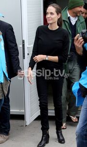 Η Jolie, οι αγκαλιές στους πρόσφυγες, τα προσκυνήματα και η παρατήρησή της στους δημοσιογράφους