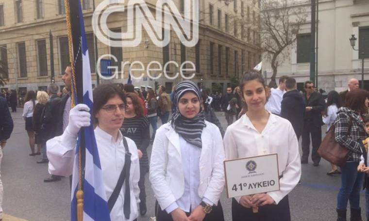 Παρέλαση 25ης Μαρτίου: Έκλεψε την παράσταση η μαθήτρια με τη μαντήλα