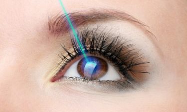 Laser στα μάτια: Πότε πρέπει να γίνεται, ποιοι δεν μπορούν να κάνουν