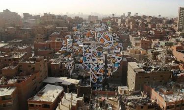 Γκράφιτι-μήνυμα σε 50 κτίρια στην «πόλη των σκουπιδιών»