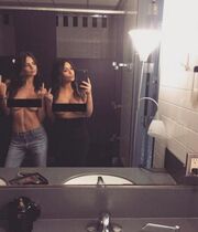 Kardashian – Ratajkowski: Ποζάρουν γυμνόστηθες και κάνουν άσεμνη χειρονομία