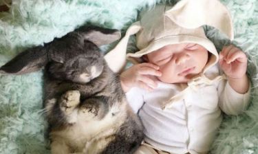 Ό,τι πιο γλυκό έχετε δει. Νεογέννητο μωράκι παρέα με το κουνελάκι του! (εικόνες)