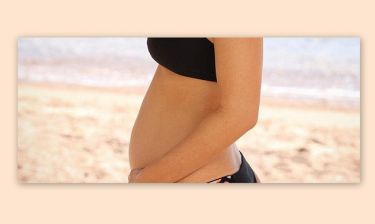 Γνωστό μοντέλο ποζάρει στον όγδοο μήνα της εγκυμοσύνης της με sexy μαγιό