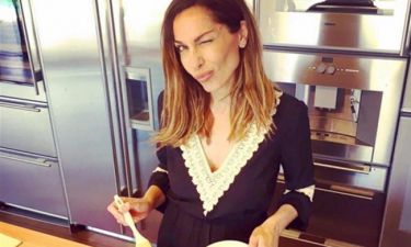Δέσποινα Βανδή: Στην κουζίνα της μας δείχνει τα πασχαλινά κουλουράκια της