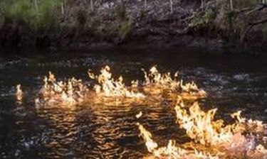 Το ποτάμι... τυλίχθηκε στις φλόγες