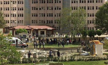 Έκρηξη κοντά σε αστυνομικό τμήμα στην Τουρκία - Νεκρός αστυνομικός (photos+videos)