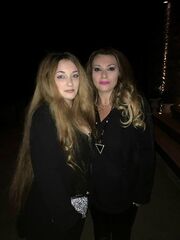 Πόπη Μαλλιωτάκη: Σπάνια οικογενειακή έξοδος - Ποζάρει με τη κόρη της