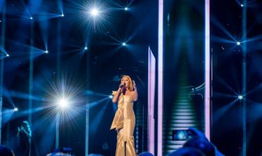 Eurovision 2016: Αλβανία: Με ολόχρυση εντυπωσιακή τουαλέτα η Eneda Tarifa