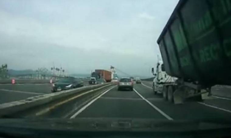 Σοκ: Φορτηγό τουμπάρει την ώρα της προσπέρασης! (video)
