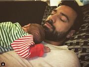 Ανδρέας Γεωργίου: Το νεογέννητο κοιμάται στην αγκαλίτσα του 