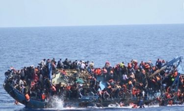 Δραματικό βίντεο με την ανατροπή πλοιαρίου με εκατοντάδες μετανάστες