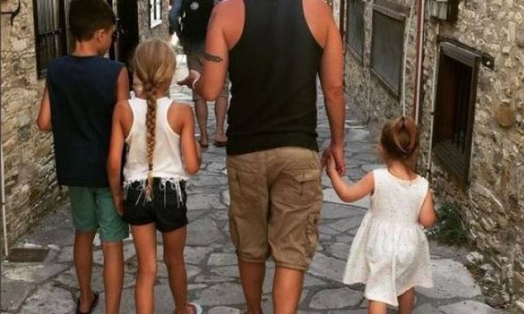Στα Λεύκαρα της Κύπρου, απολαμβάνει τις διακοπές με τα παιδιά του!
