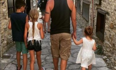 Στα Λεύκαρα της Κύπρου, απολαμβάνει τις διακοπές με τα παιδιά του!