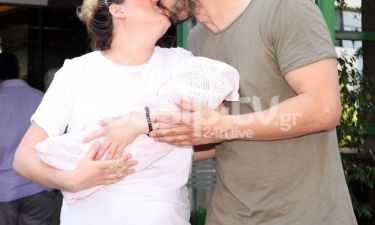 Ζευγάρι Ελλήνων ηθοποιών: Το «τρυφερό» φιλί κατά την έξοδο από το μαιευτήριο με τη κόρη τους