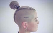 Kelly Osbourne:  Το τατουάζ στο κεφάλι για τα θύματα του Ορλάντο