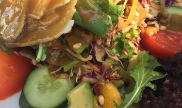 Μία απίστευτα χορταστική σαλάτα: Η Δούκισσα Νομικού προτείνει τη συνταγή που την ξετρέλανε