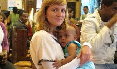 Η πρώτη Ελληνίδα που υιοθέτησε παιδί από την Αιθιοπία