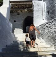Σύλβια Δεληκούρα: Βόλτες με τον γιο της 