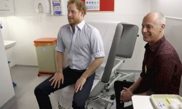 Ο πρίγκιπας Χάρι συνεχίζει τη σταυροφορία της Νταϊάνα ενάντια στο AIDS μέσω Facebook