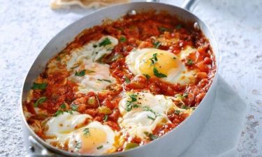 Καλοκαιρινός μεζές: Αβγά με σάλτσα ντομάτας