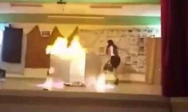 Βίντεο – σοκ: Μαθήτριες αρπάζουν φωτιά κατά τη διάρκεια σχολικής παράστασης