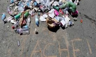 «Μνημείο μίσους»: Σκουπίδια και πέτρες στο σημείο όπου έπεσε νεκρός ο μακελάρης της Νίκαιας