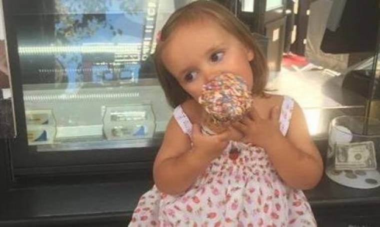 Πασίγνωστη μανούλα φωτογράφισε την δίχρονη κόρη της και τρέλανε το Instagram