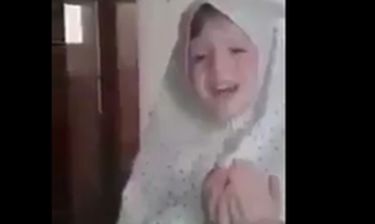 Συρία: Συγκλονιστικό βίντεο με παιδάκι να προσεύχεται την ώρα που βομβαρδίζεται το σπίτι του