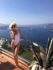 Η Τζούλια Αλεξανδράτου στα χνάρια της Paris Hilton