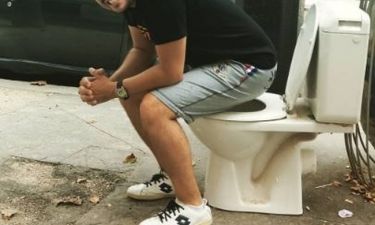 Έλληνας παρουσιαστής κάθισε σε λεκάνη τουαλέτας στο δρόμο