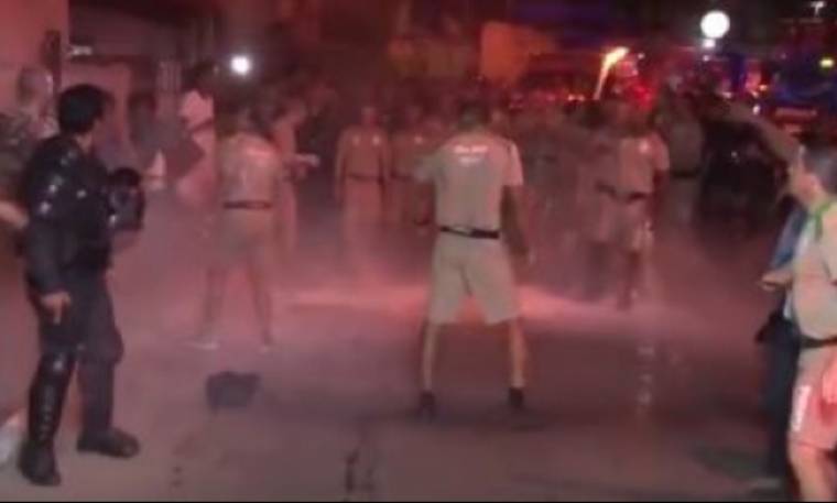 Ριο 2016: Ασύλληπτες εικόνες. Κάτοικοι πετούσαν νερό και σκουπίδια στην ολυμπιακή φλόγα!