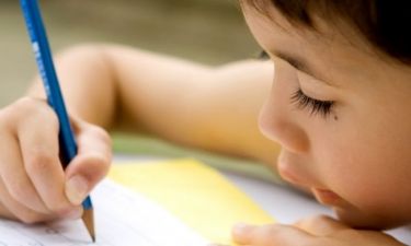 Το γράμμα που έγινε viral: Ένας 8χρονος γράφει στη μαμά του από την κατασκήνωση!