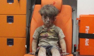 Συρία: Στην αγκαλιά των γονιών του ο 5χρονος Ομράν