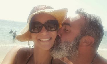 Γρηγόρης Γκουντάρας: Τρυφερές στιγμές με τη σύζυγο του στη παραλία