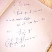Το «ευχαριστώ» της Charlize Theron για τις διακοπές της στην Κρήτη! Δείτε το ιδιόχειρο σημείωμά της