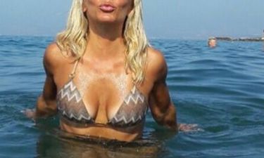 Ελληνίδα ηθοποιός μας στέλνει τα φιλιά της με σέξι μαγιό