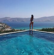 Η sexy Ελληνίδα που εγκατέλειψε την Ηγουμενίτσα για το Μαϊάμι