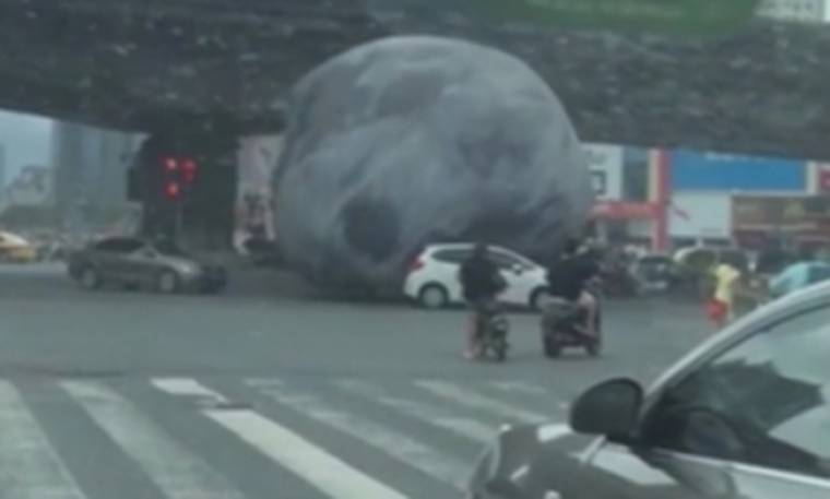 «Σεληνιασμένο» μπαλόνι τρομοκρατεί πεζούς και οδηγούς