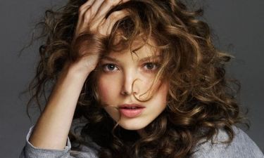 3 ανέξοδα tips για να περιποιείσαι σωστά τα σγουρά μαλλιά σου!