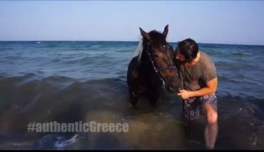 Αλέξης Γεωργούλης: Κολυμπά στην θάλασσα με το… άλογό του