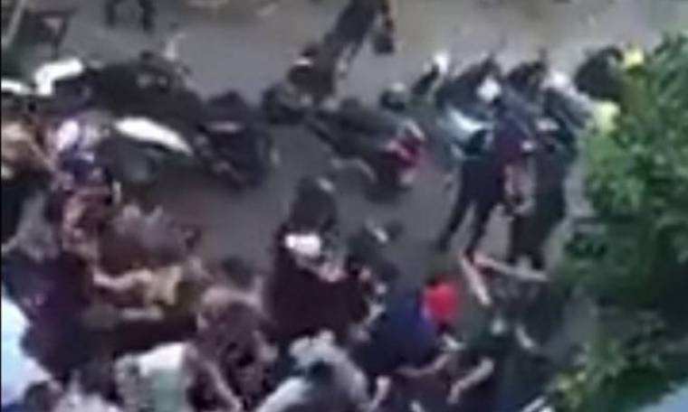 ΠΟΛΥ ΞΥΛΟ! Οι ultras της Σεβίλης επιτέθηκαν σε αστυνομικούς! (video)