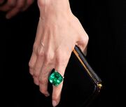 Η Jolie θέλει όλα τα κοσμήματα και το δαχτυλίδι των αρραβώνων αξίας 250.000 δολαρίων