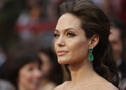 Η Jolie θέλει όλα τα κοσμήματα και το δαχτυλίδι των αρραβώνων αξίας 250.000 δολαρίων